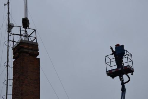 30 méteres daruval kezdték meg a kéménybontást a művelődési házon Kiskunmajsán 3